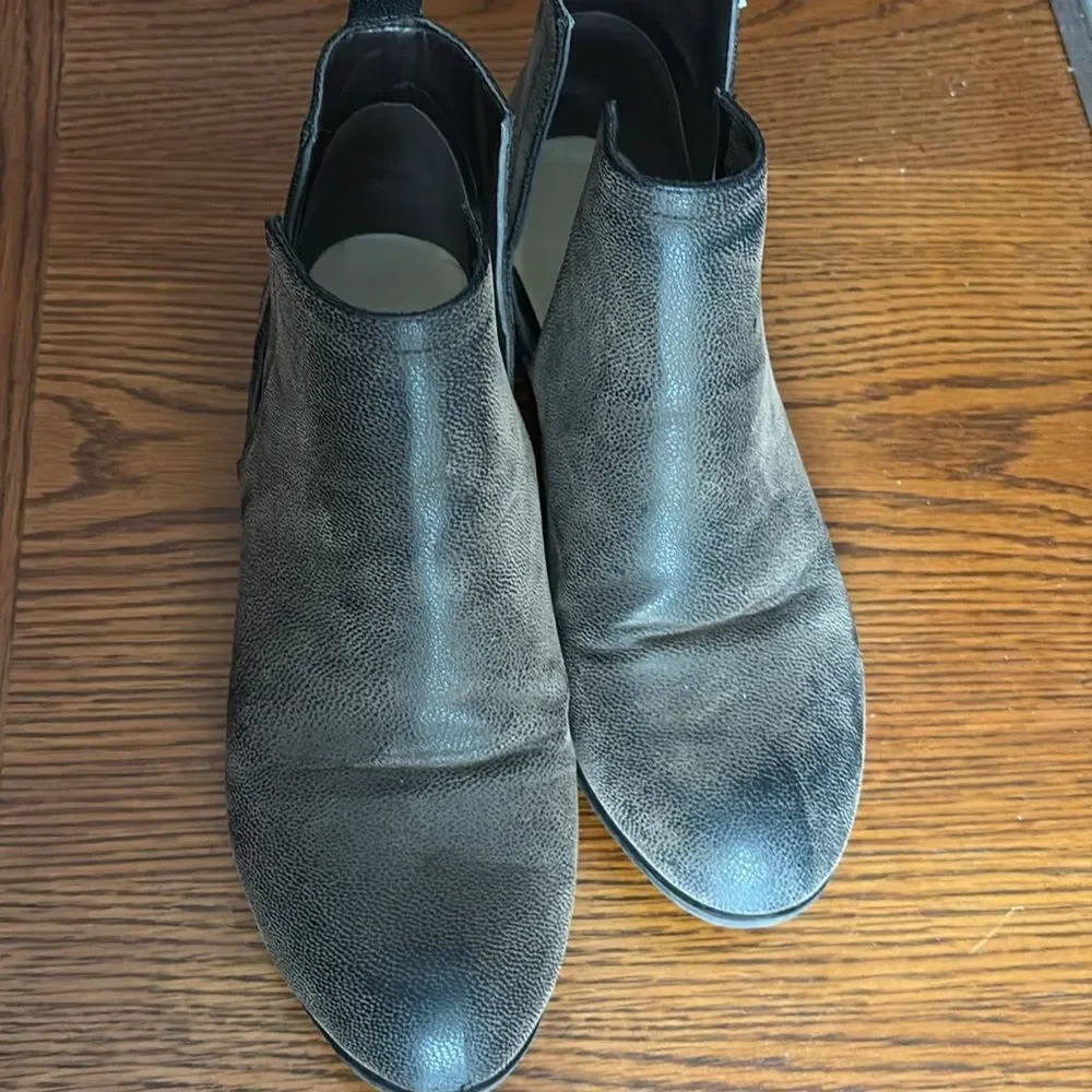 Pierre Dumas size 9 boot, a light and dark brown color, depending on light